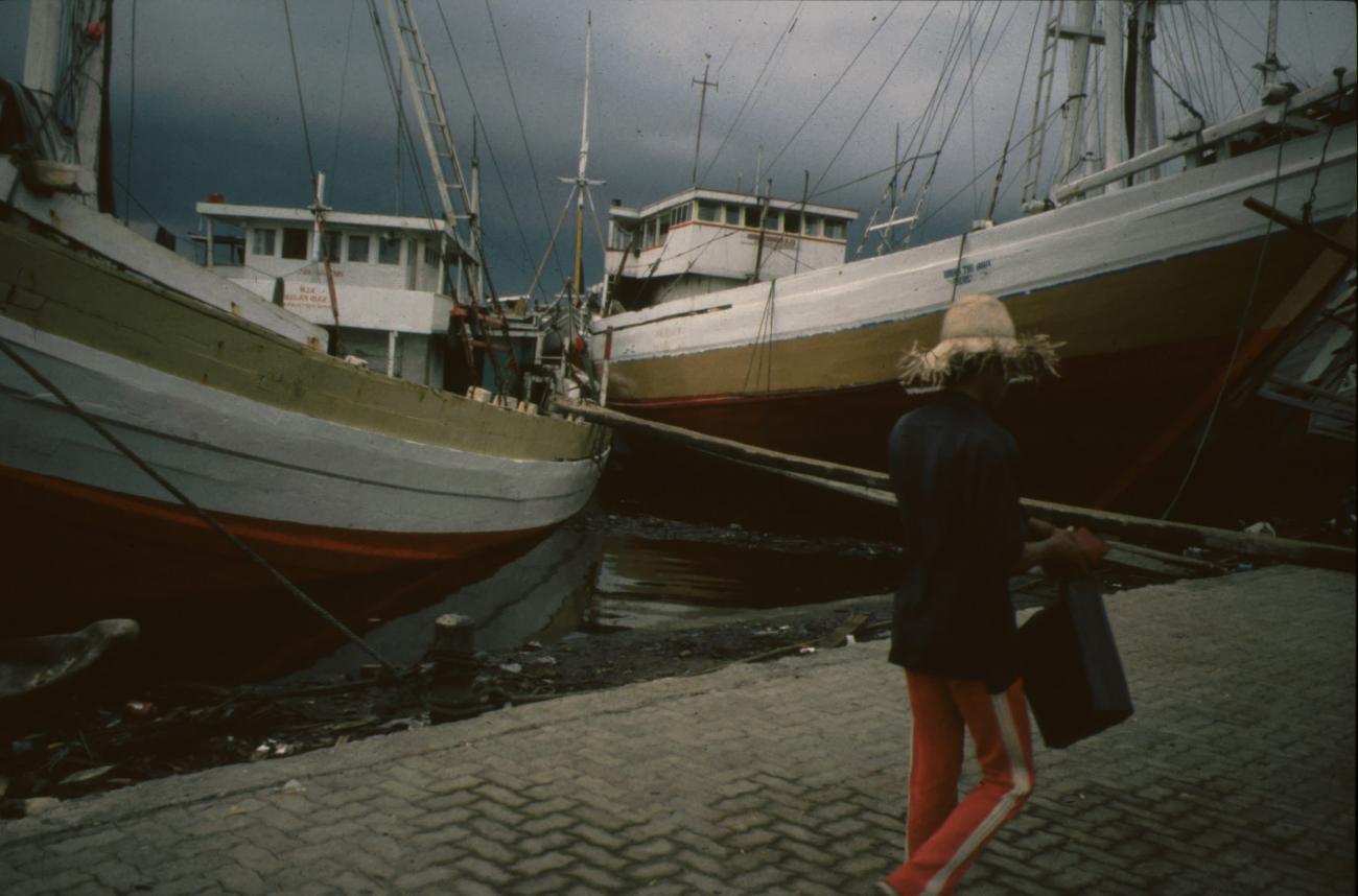 BD/166/277 - 
Man with a straw hat at the port
