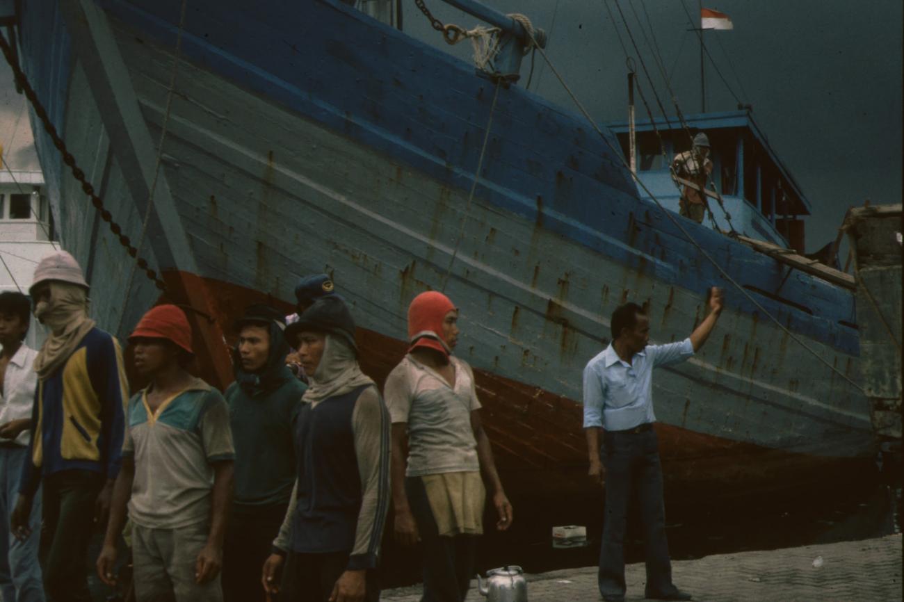 BD/166/279 - 
Men with ship
