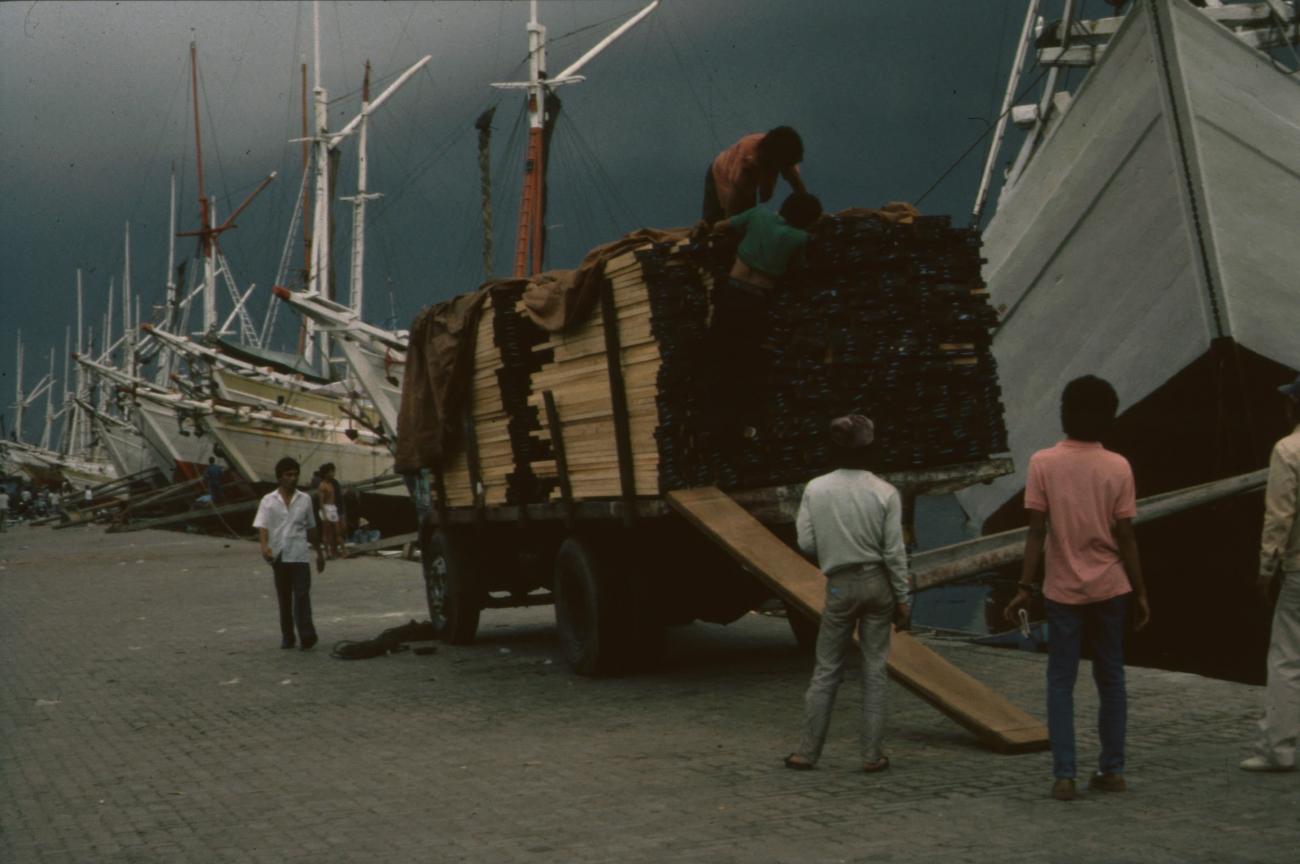 BD/166/288 - 
Cart with wood bulk on the quay
