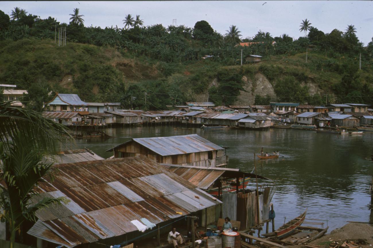 BD/166/306 -
Houses on and next to water