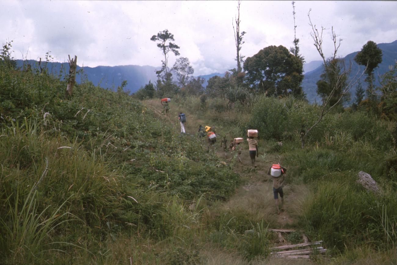 BD/166/322 - 
Porters on their way in the mountains
