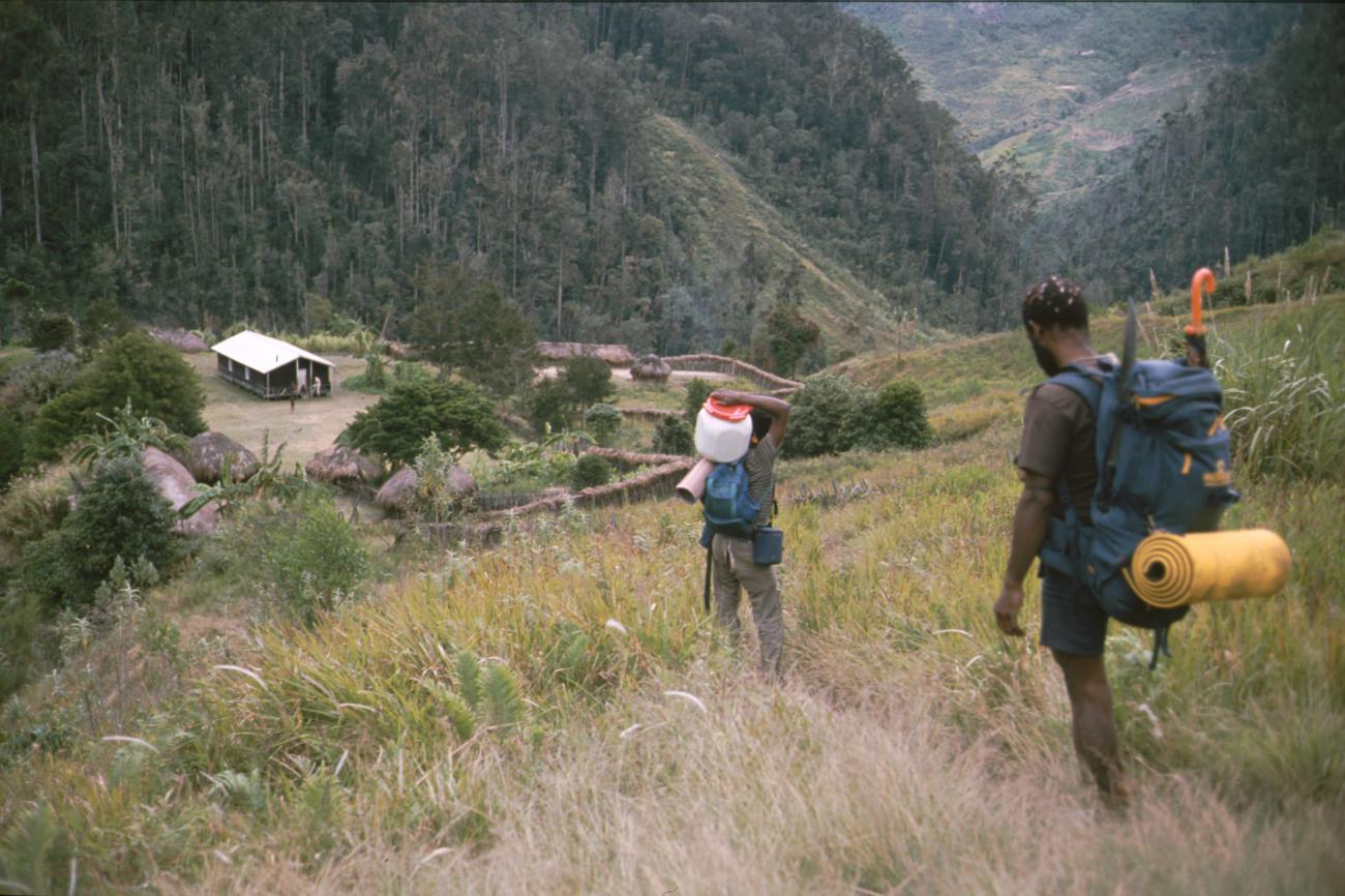 BD/166/323 - 
Porters with backpacks on their way
