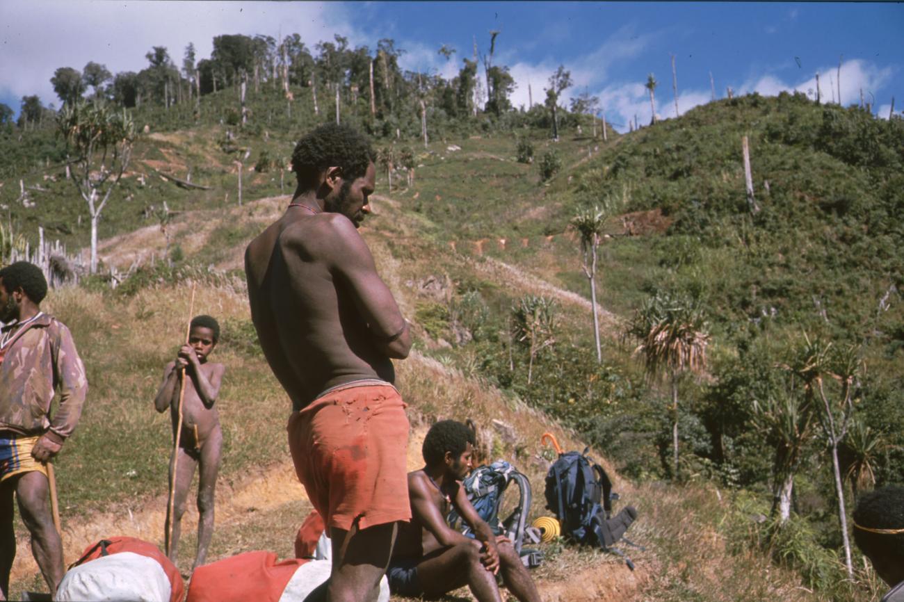BD/166/328 - 
Resting porters
