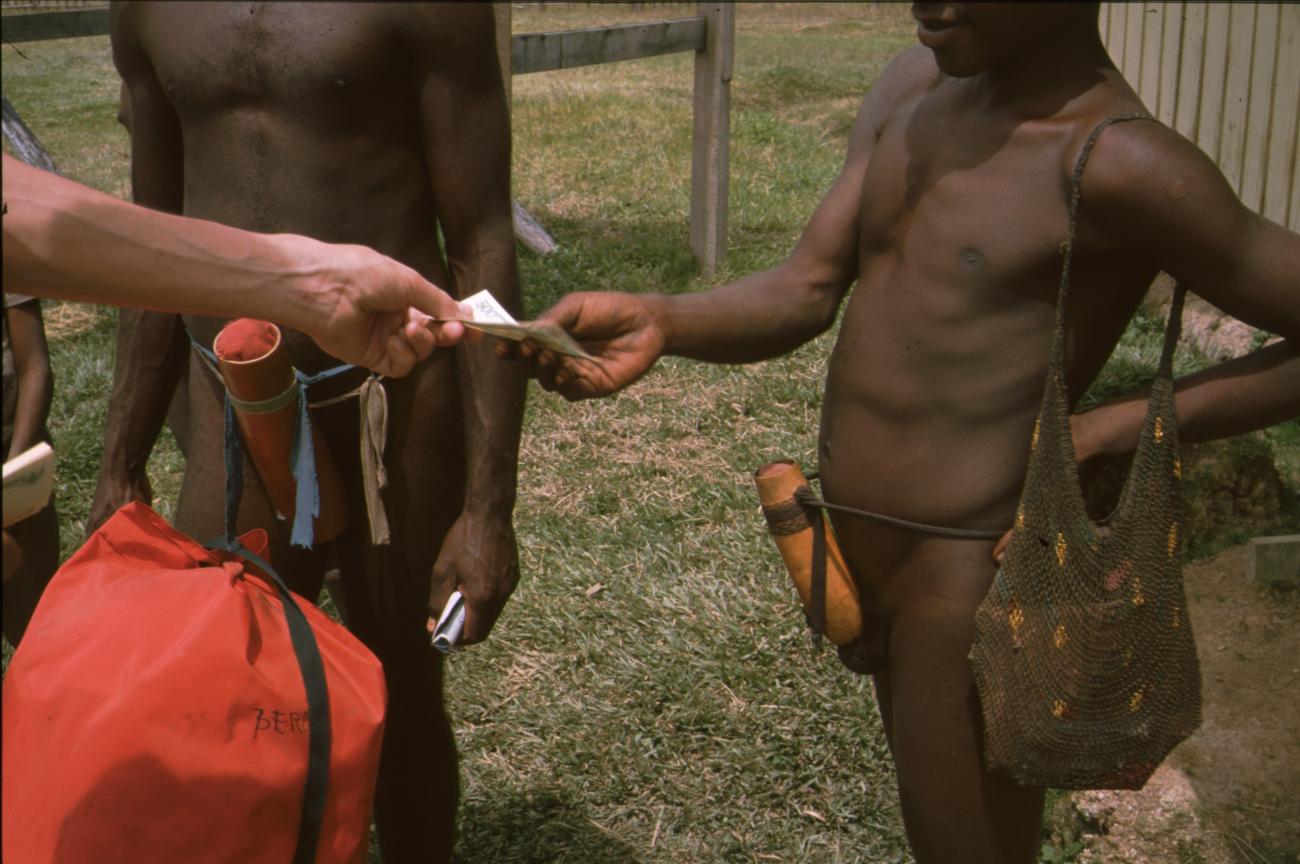 BD/166/330 - 
Payment of the porters
