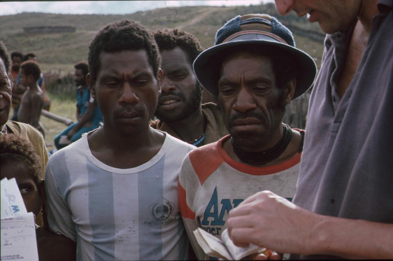 BD/166/330 - 
Payment of the porters
