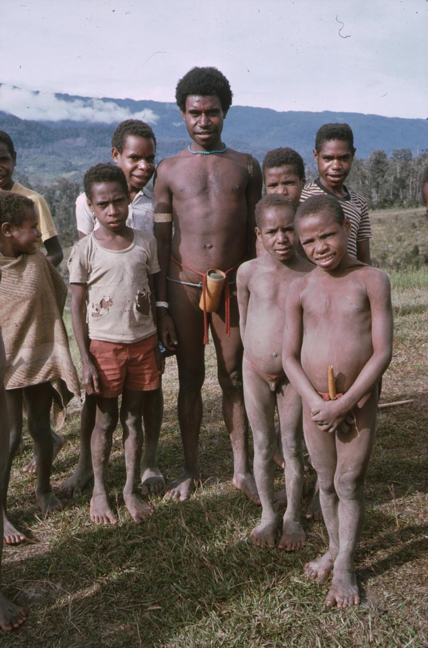 BD/166/332 - 
Papua people high up in the mountains
