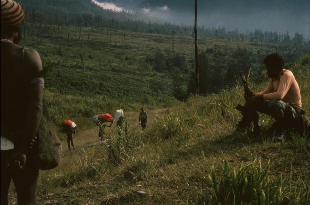 BD/166/334 - 
Porters in the mountains
