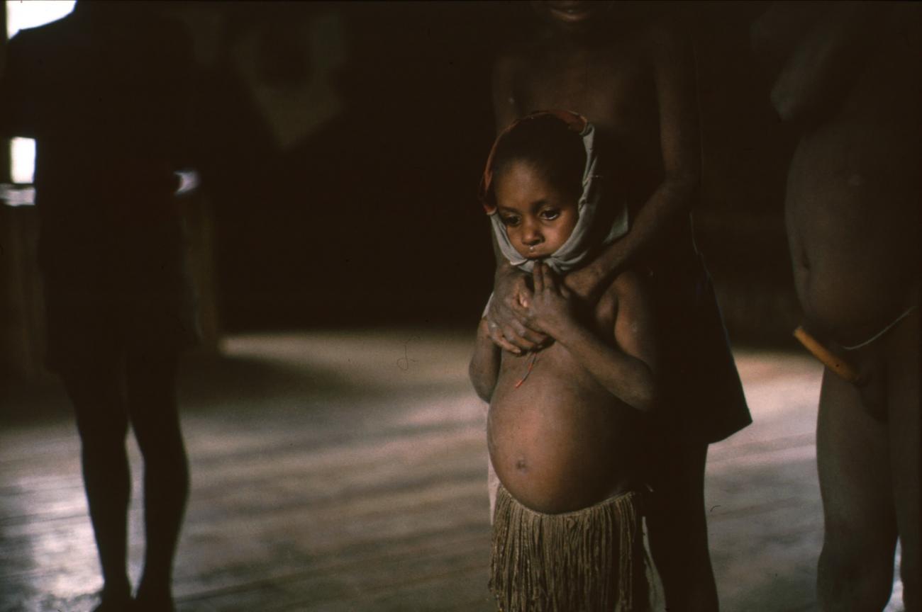 BD/166/350 - 
Papua child with head scarf
