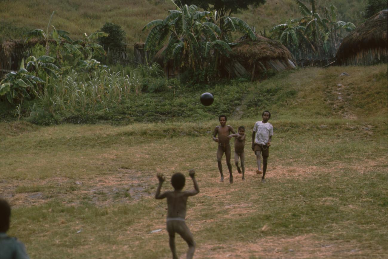 BD/166/357 - 
Children playing with a ball
