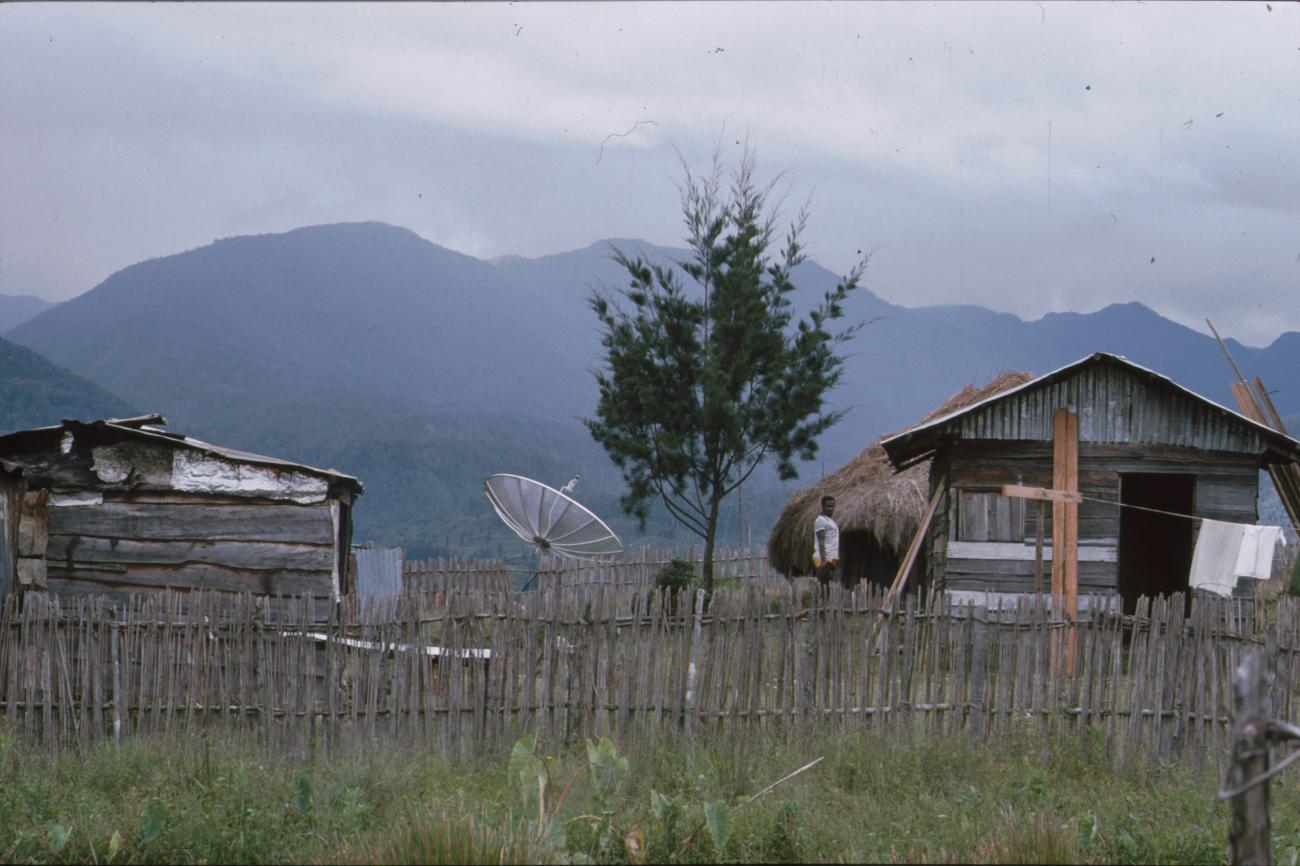 BD/166/358 - 
Small houses with a parabolic antenna
