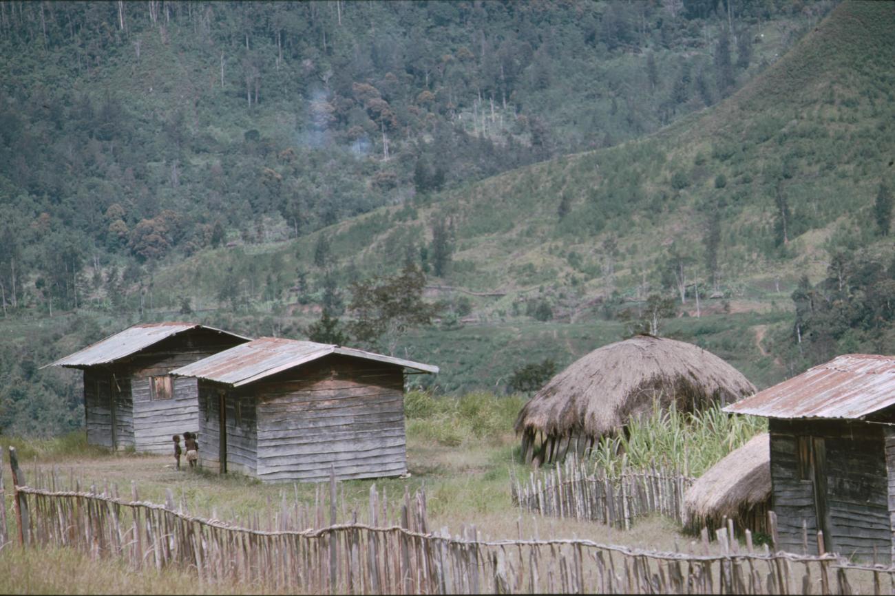 BD/166/384 - 
Small houses at the foot of the mountain
