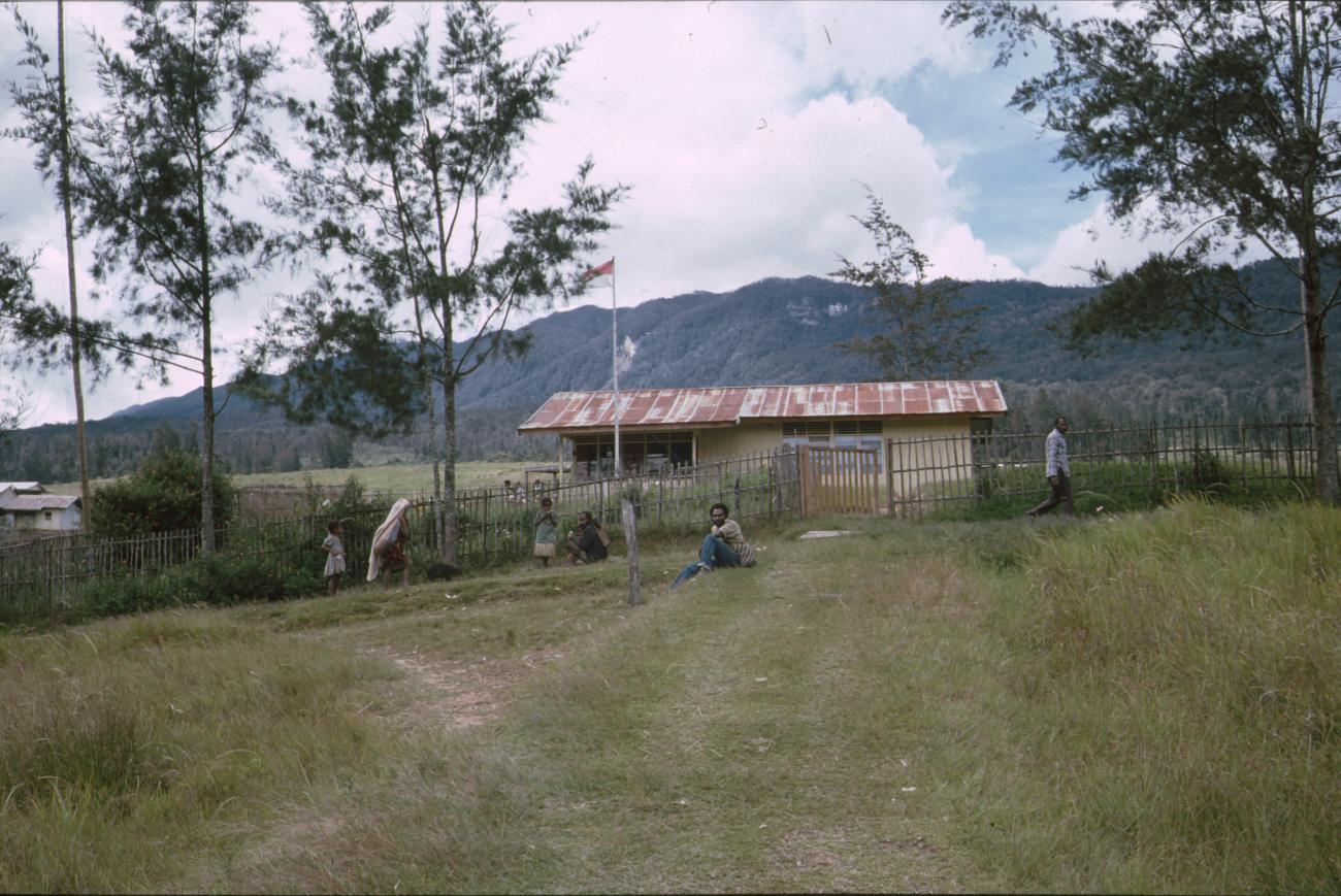 BD/166/386 - 
Fenced house
