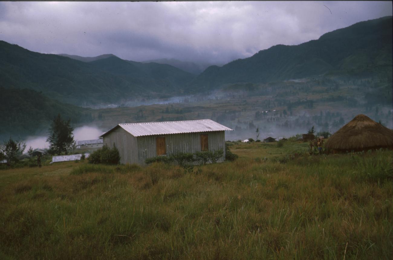 BD/166/388 - 
House amidst mountains
