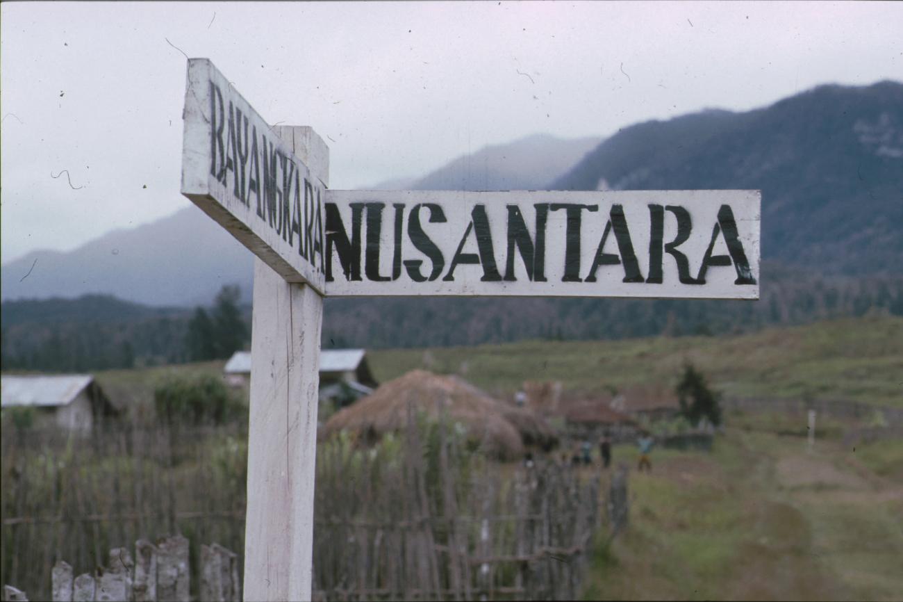 BD/166/393 - 
Fingerpost
