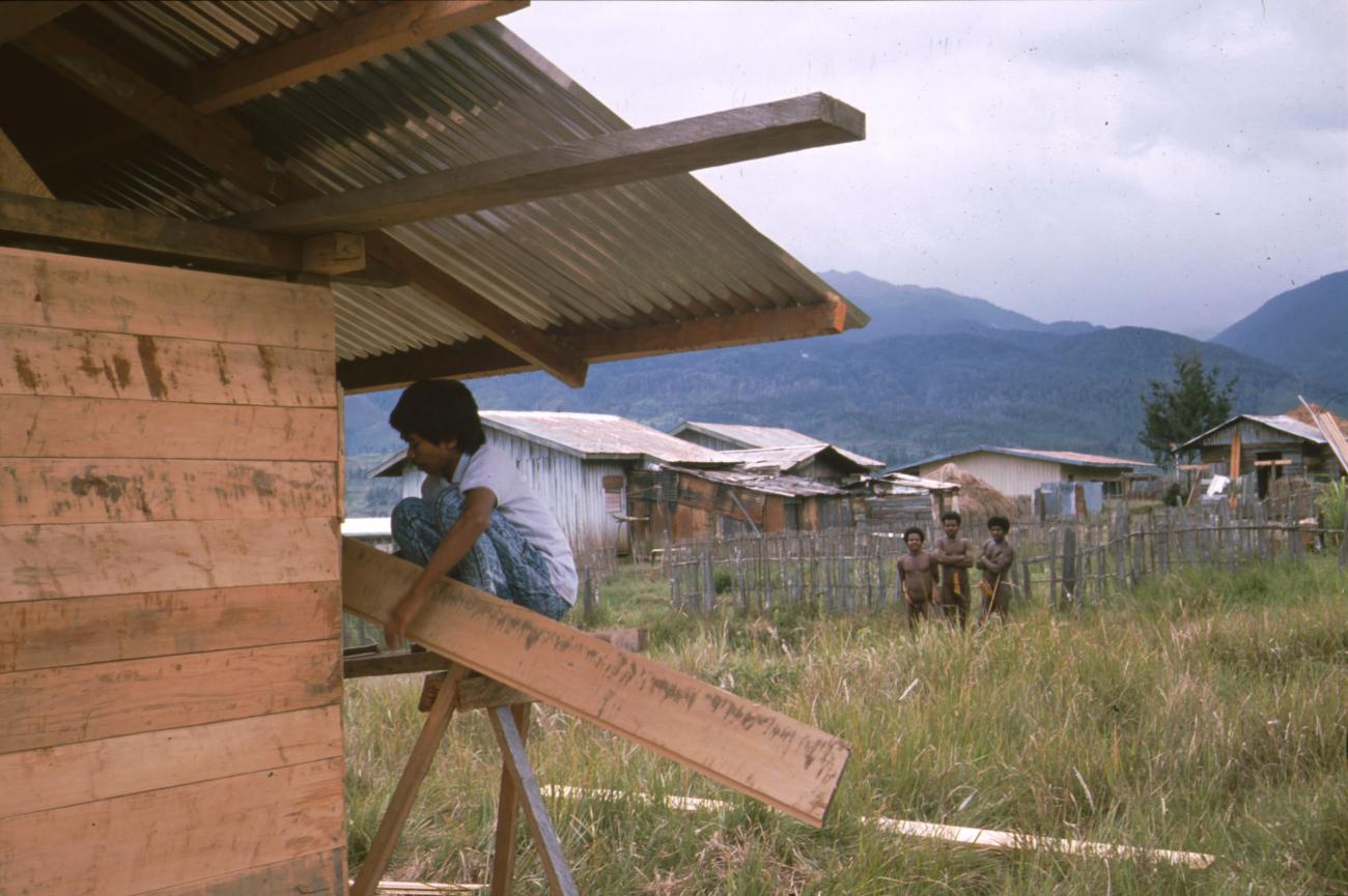 BD/166/40 - 
Indonesian man builds house
