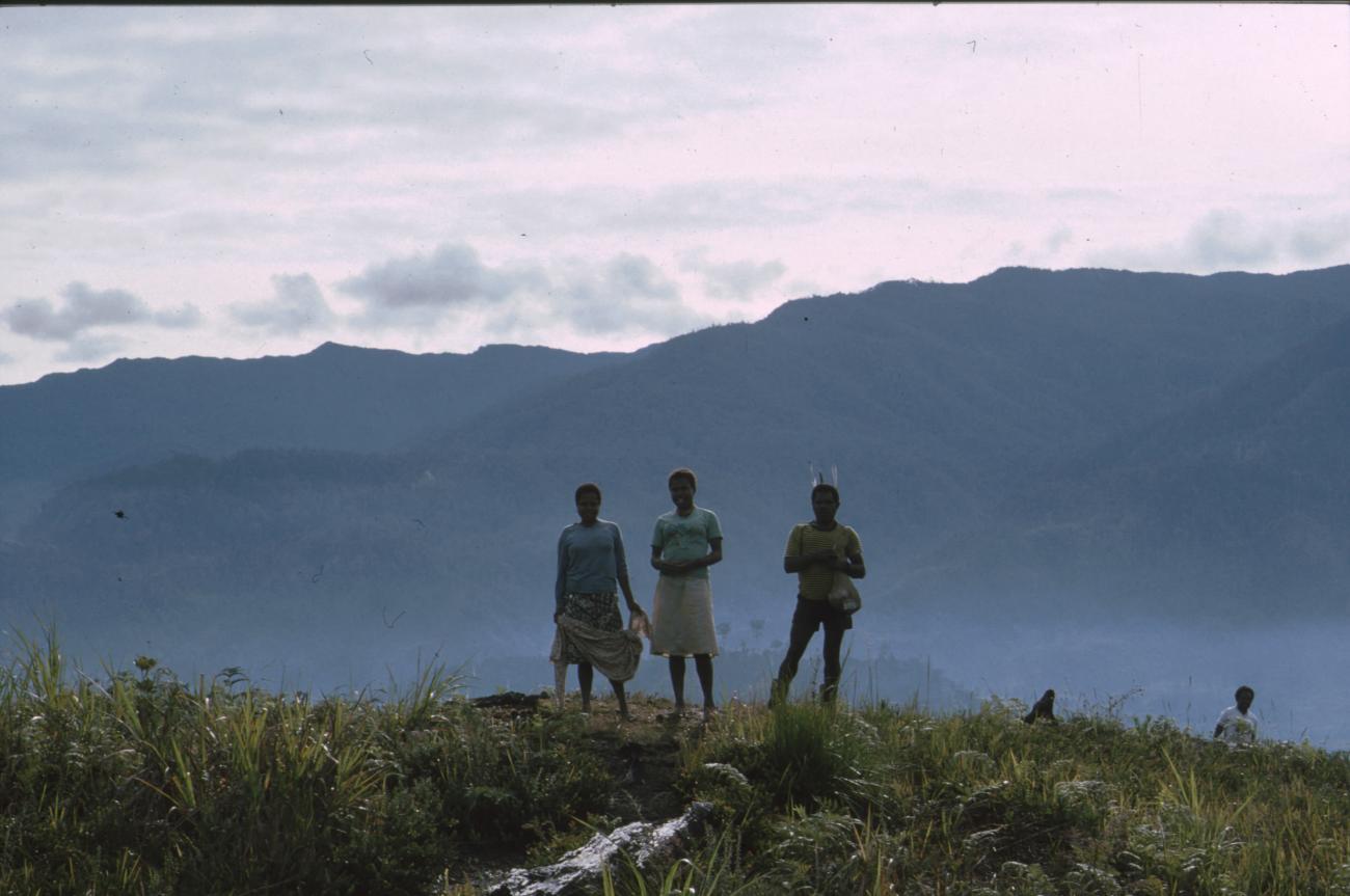 BD/166/418 - 
Three dressed Papua persons with a beatiful background
