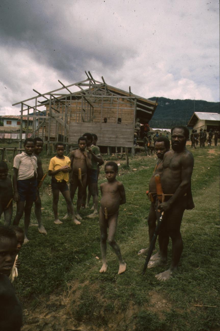 BD/166/41 - 
Group of men in front of an house under construction
