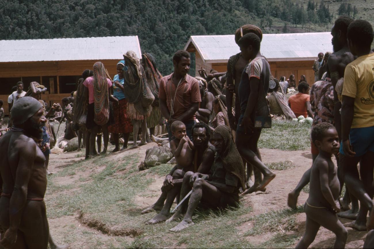 BD/166/61 - 
Groups of people in the market
