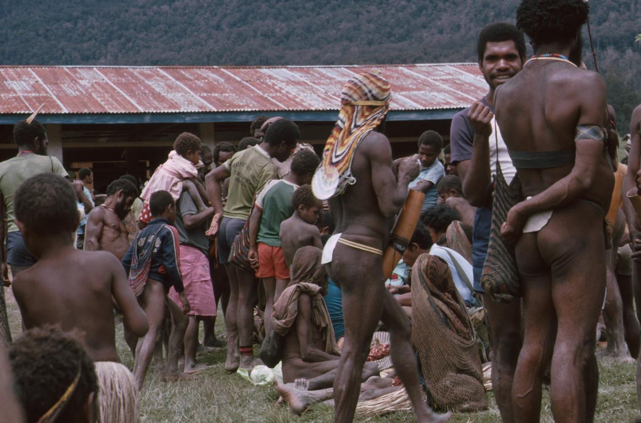 BD/166/62 - 
Groups of people in the market 2
