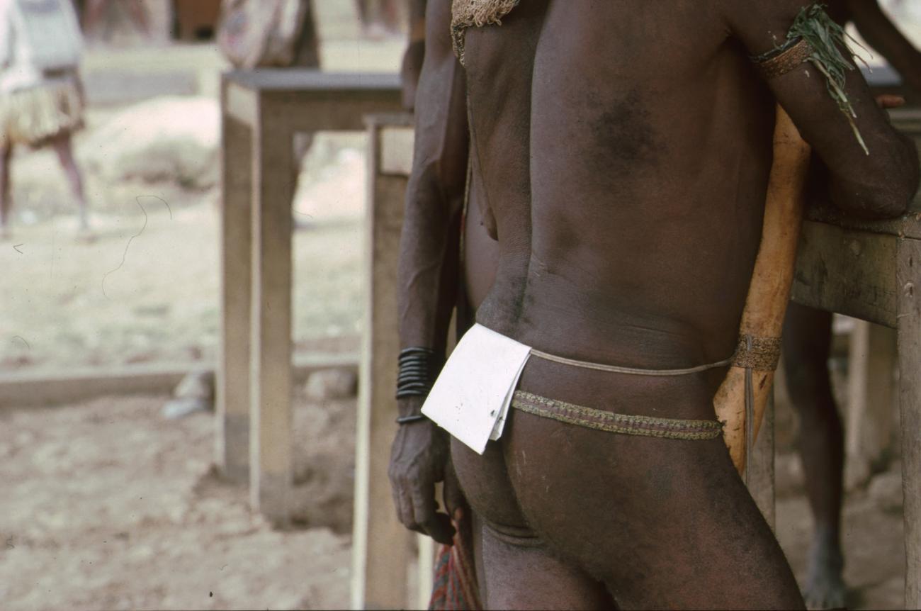 BD/166/72 - 
Papuaman with a note on his belt

