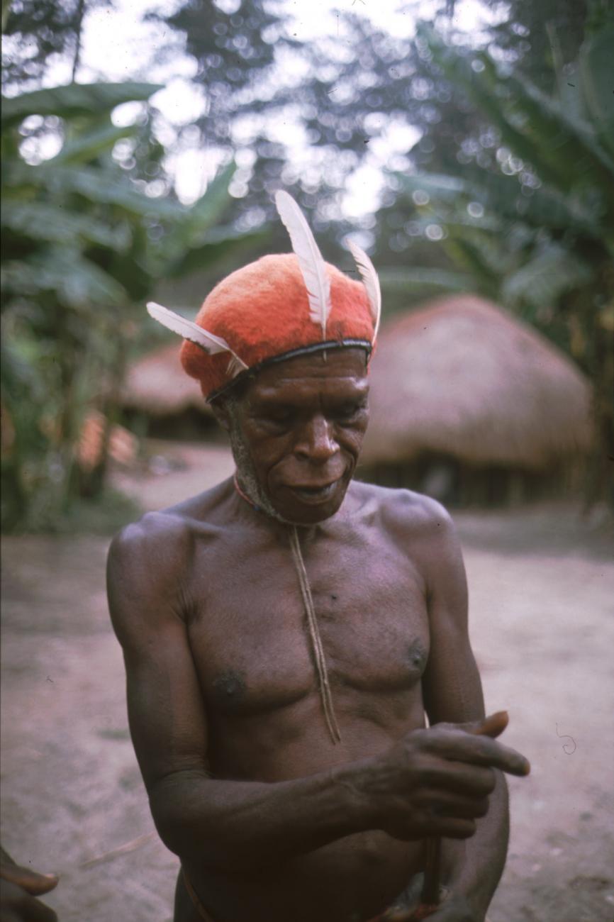 BD/166/80 - 
Man with red beret
