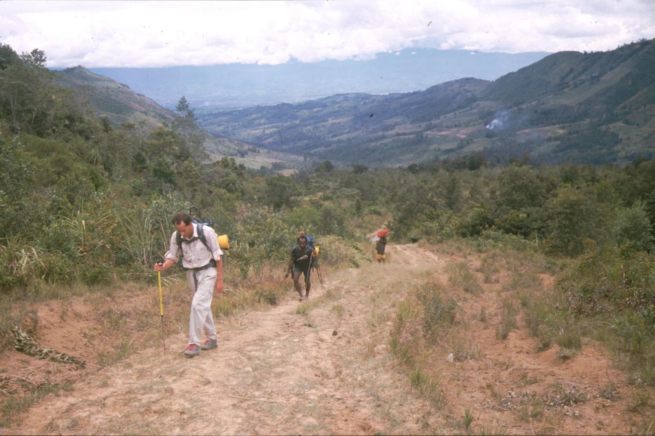 BD/166/85 - 
On the road in the mountains
