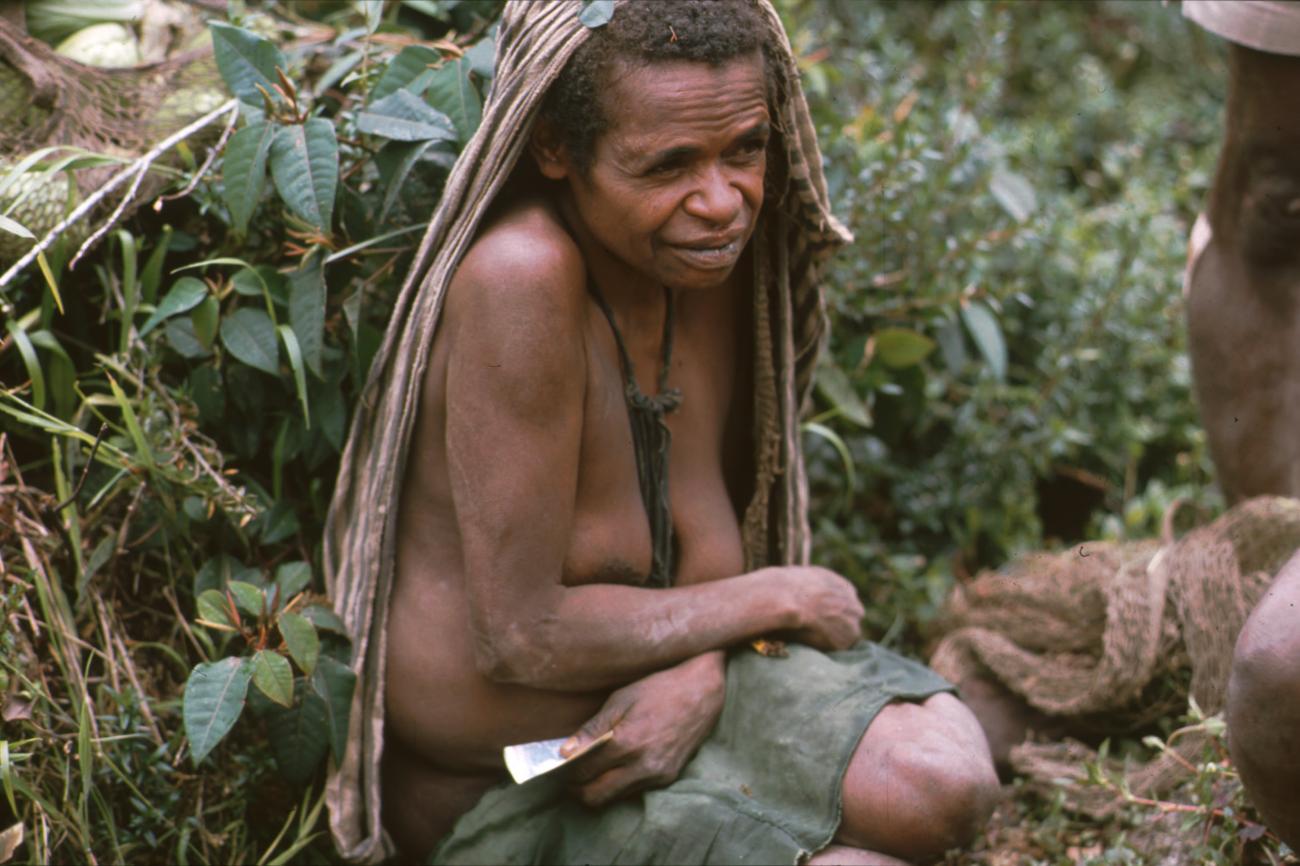 BD/166/94 - 
Sitting woman with green skirt
