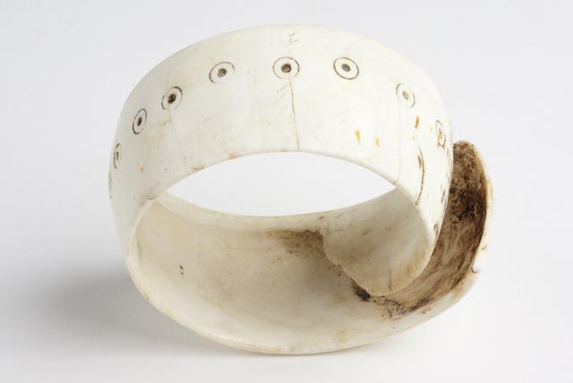 EA/201/9 - 
Bracelet of Cone Shell
