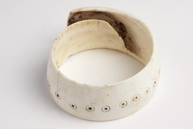 EA/201/9 - 
Bracelet of Cone Shell
