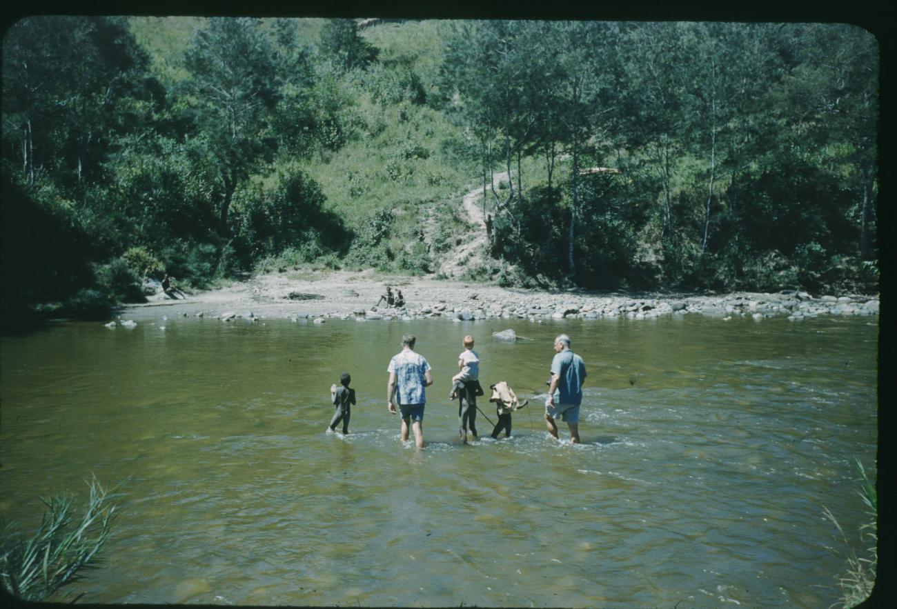 BD/209/1013 -
Mensen doorwaden rivier