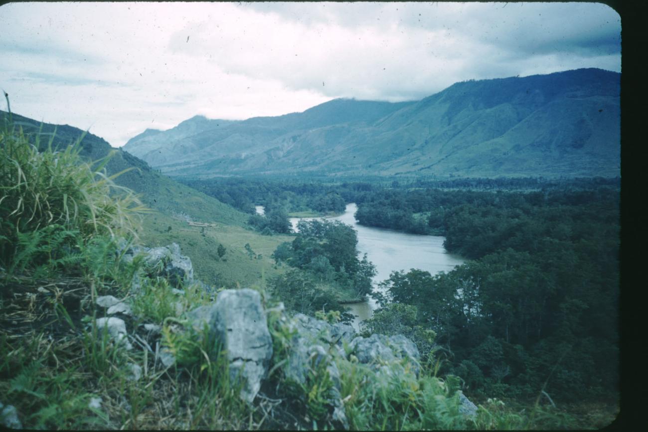 BD/209/1058 -
Vallei met rivier
