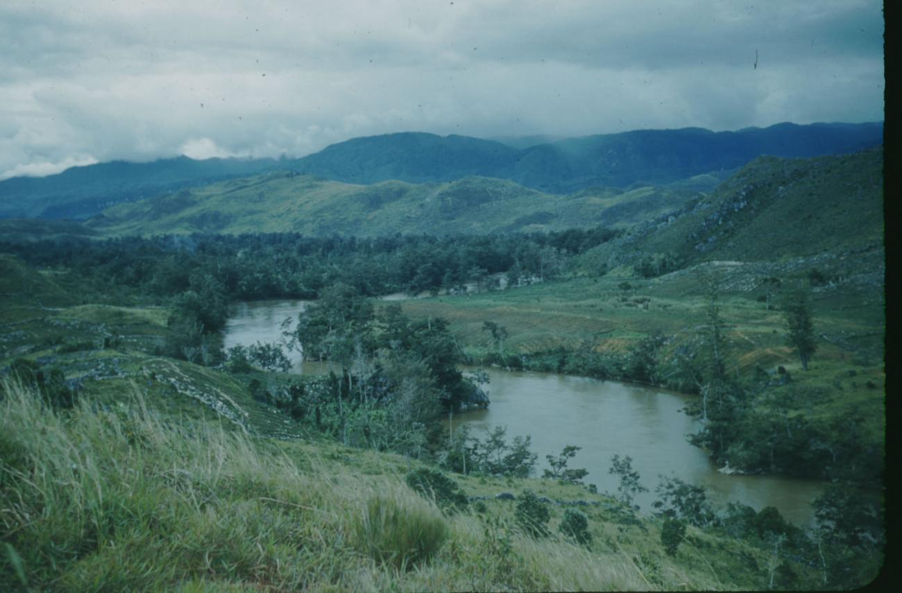 BD/209/1060 -
Vallei met rivier