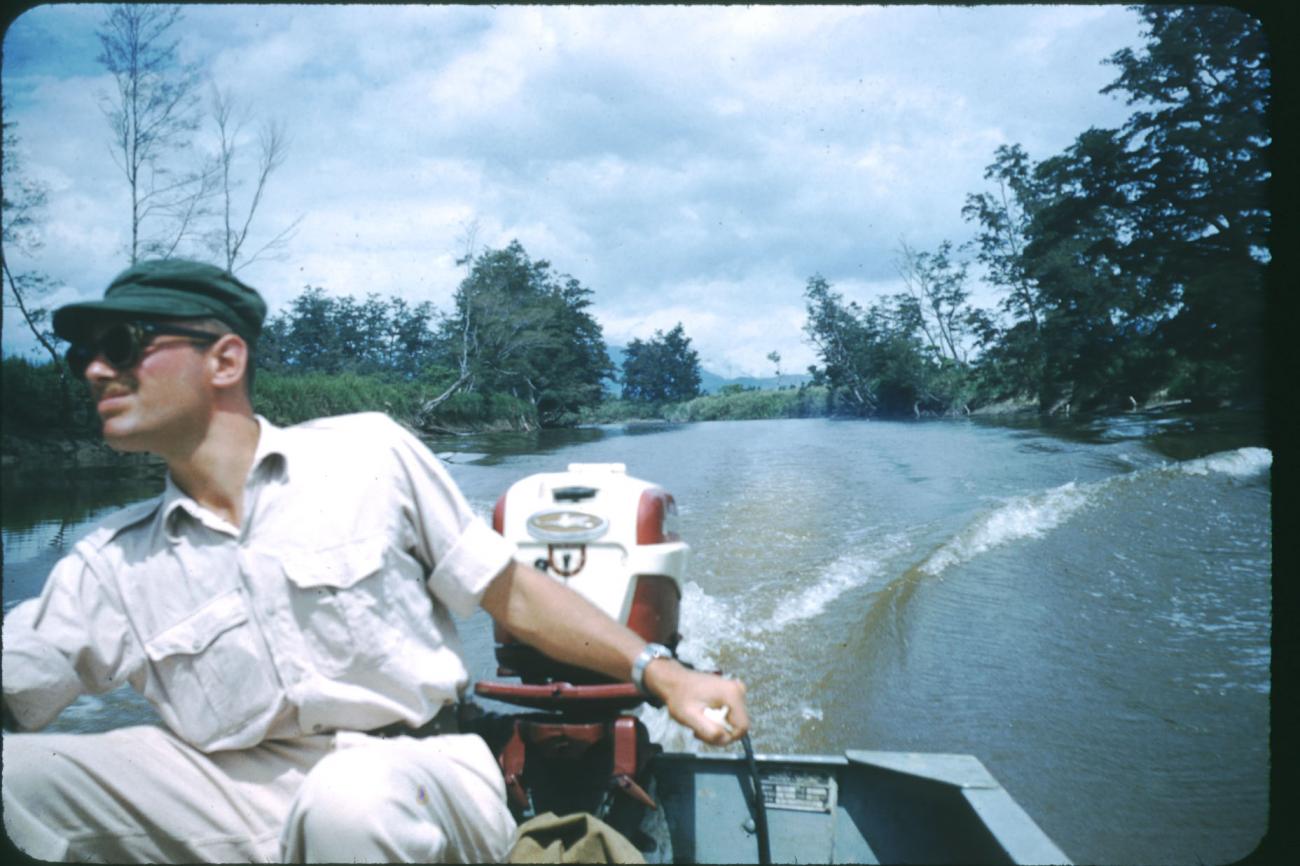 BD/209/1092 -
Speedboat op de rivier