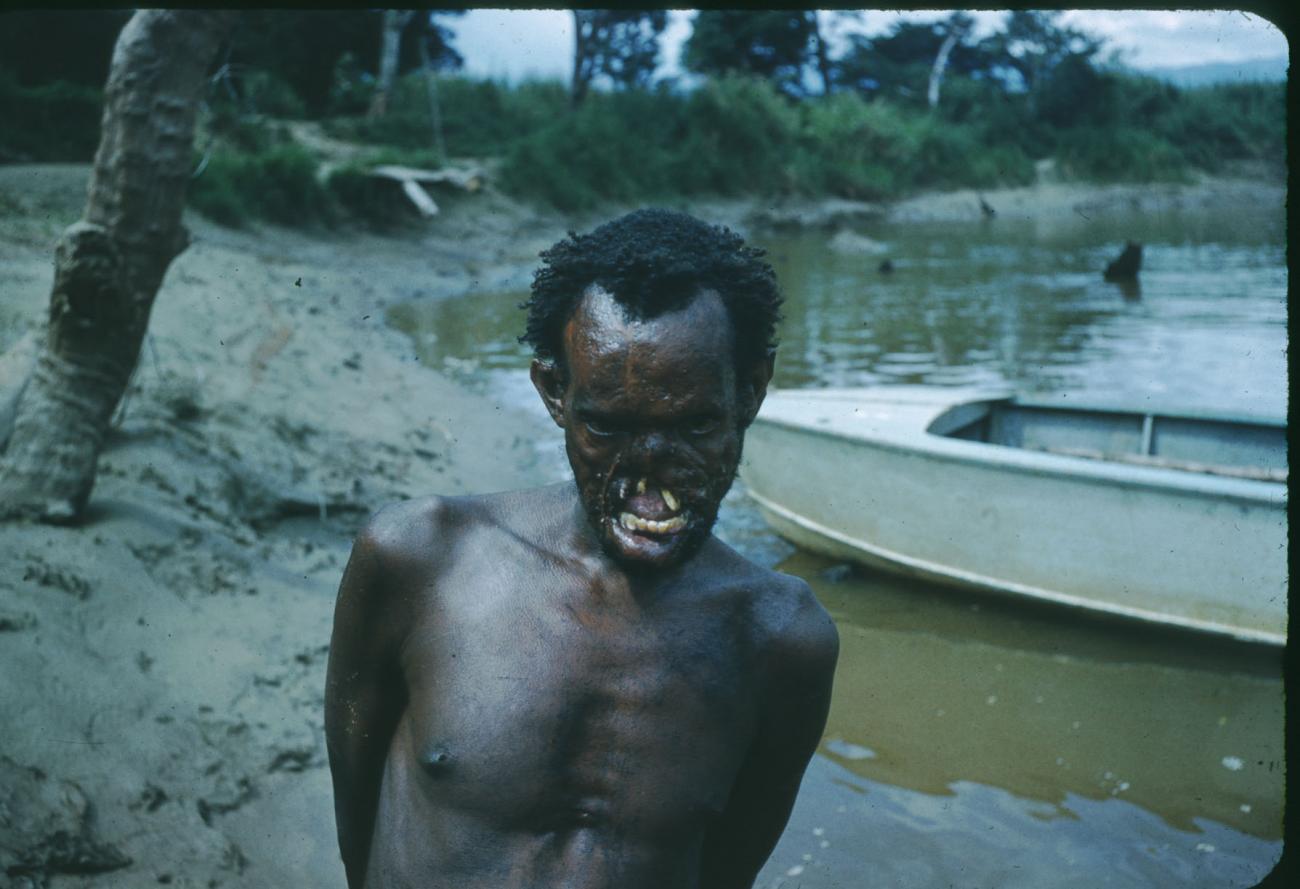 BD/209/1094 - 
Man bij rivier
