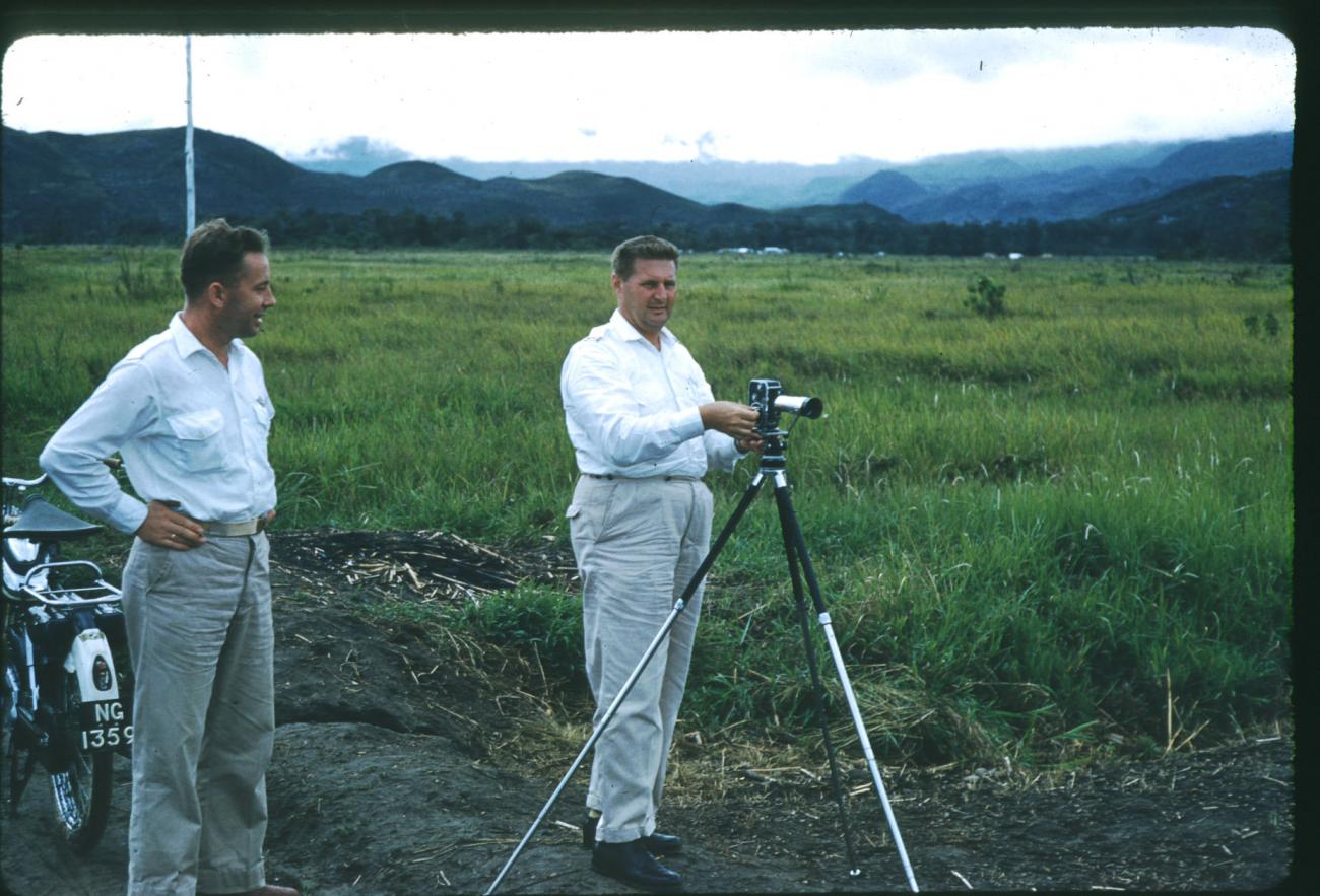 BD/209/1123 -
Twee kolonialen met brommer en fototoestel