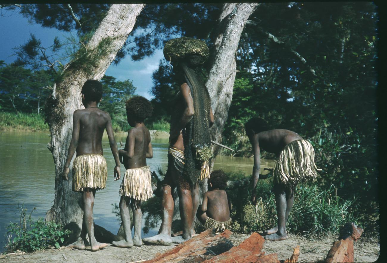 BD/209/1129 -
Papoea-moeder met kinderen aan de rivier