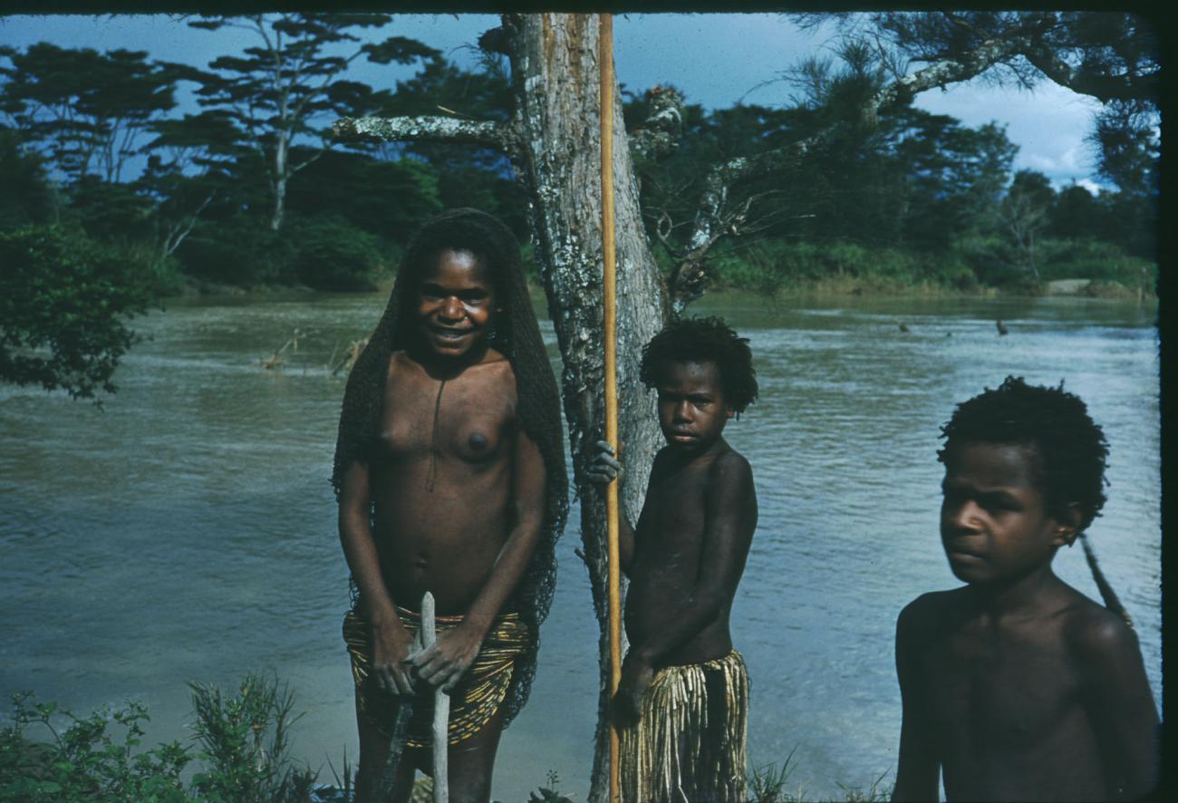 BD/209/1145 -
Kinderen aan de rivier
