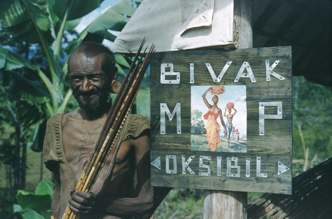 BD/209/2107 -
Man bij aanduiding bivak