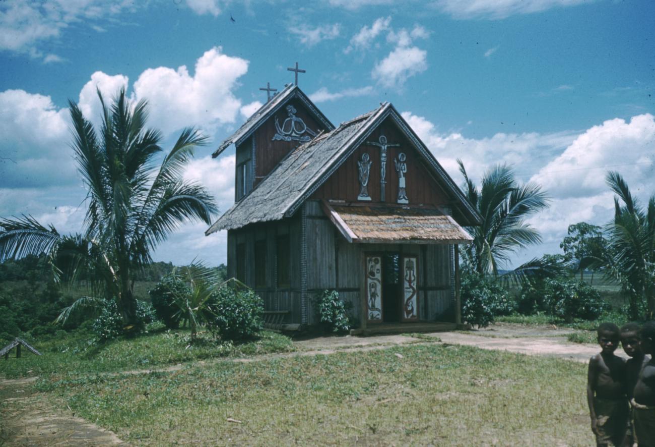 BD/209/3087 -
Katholiek kapelletje in zuid-Nieuw Guinea
