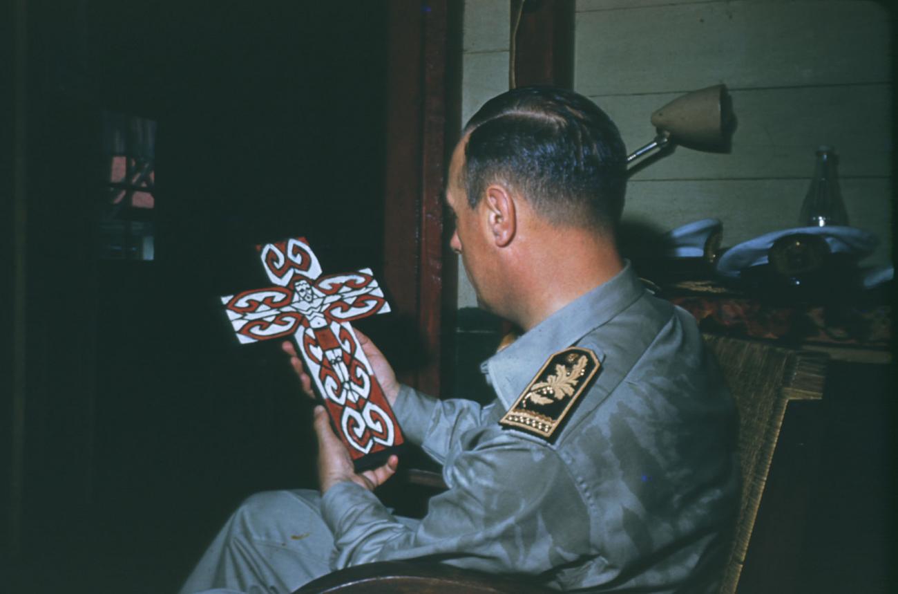 BD/209/3093 - 
Officier met kruis in handen
