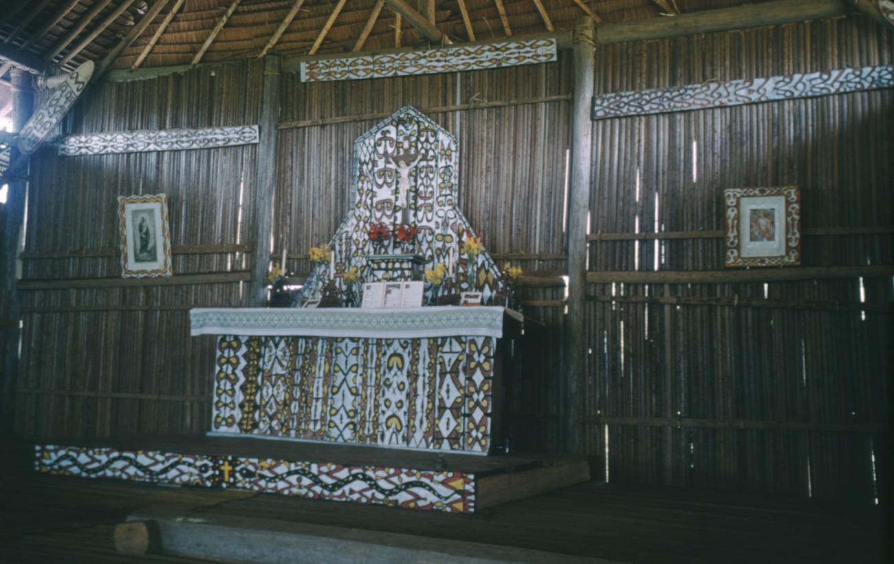 BD/209/3095 -
Altaar in Katholieke kerk in Mappi-gebied