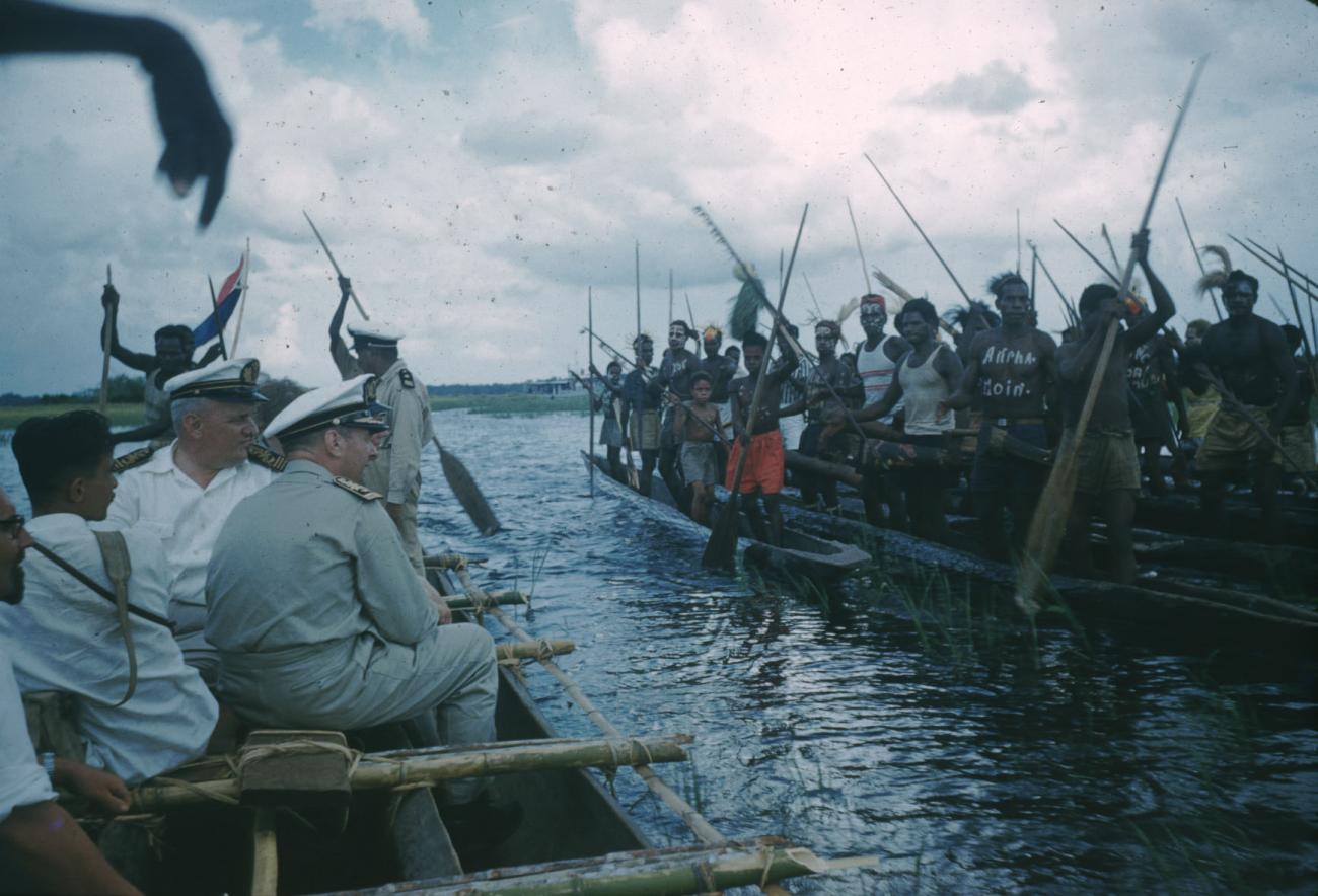 BD/209/3113 -
Begroeting vanuit prauwen