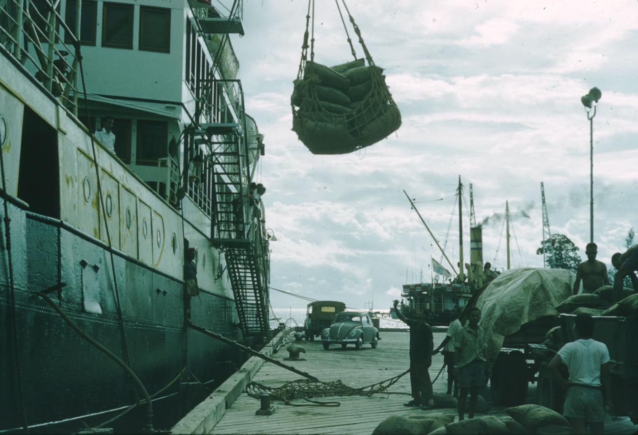 BD/209/4063 -
Vervoer cocos per zeeschip