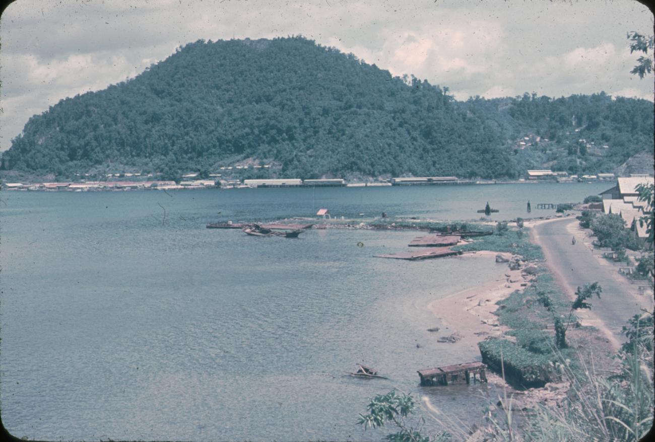 BD/288/29 - 
Zicht op baai met o.m. pontonwrakken
