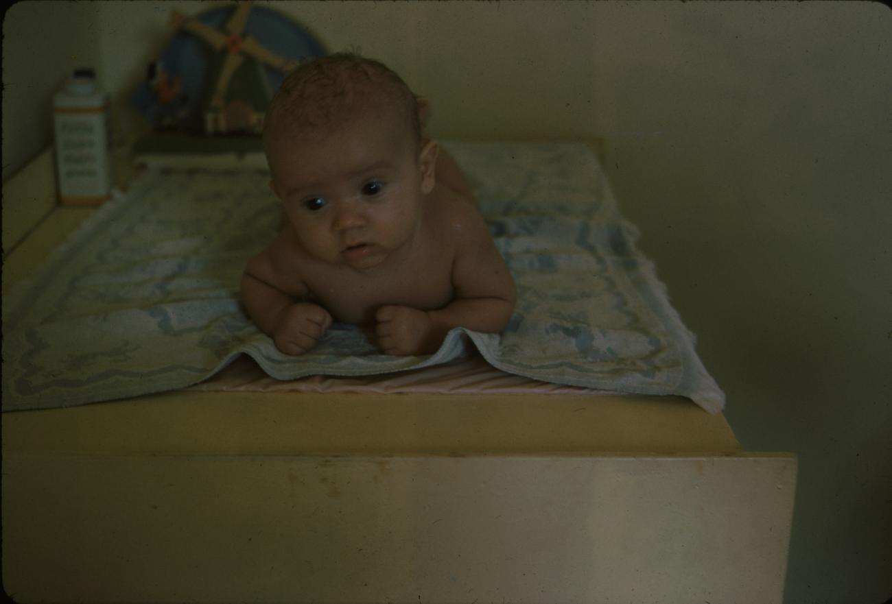BD/288/40 - 
Baby Michel op de commode
