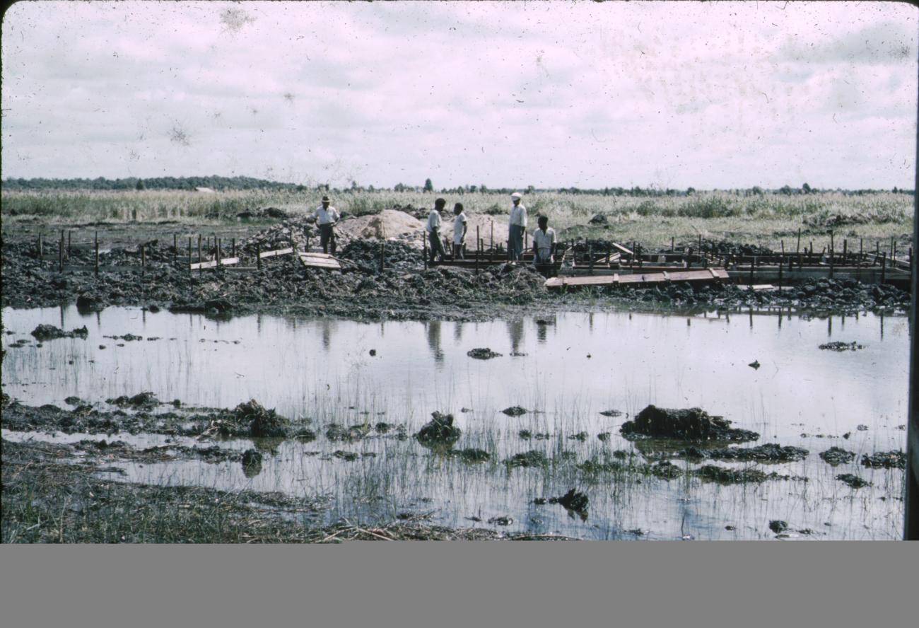 BD/288/5 - 
Modderige poel bij bouwplaats
