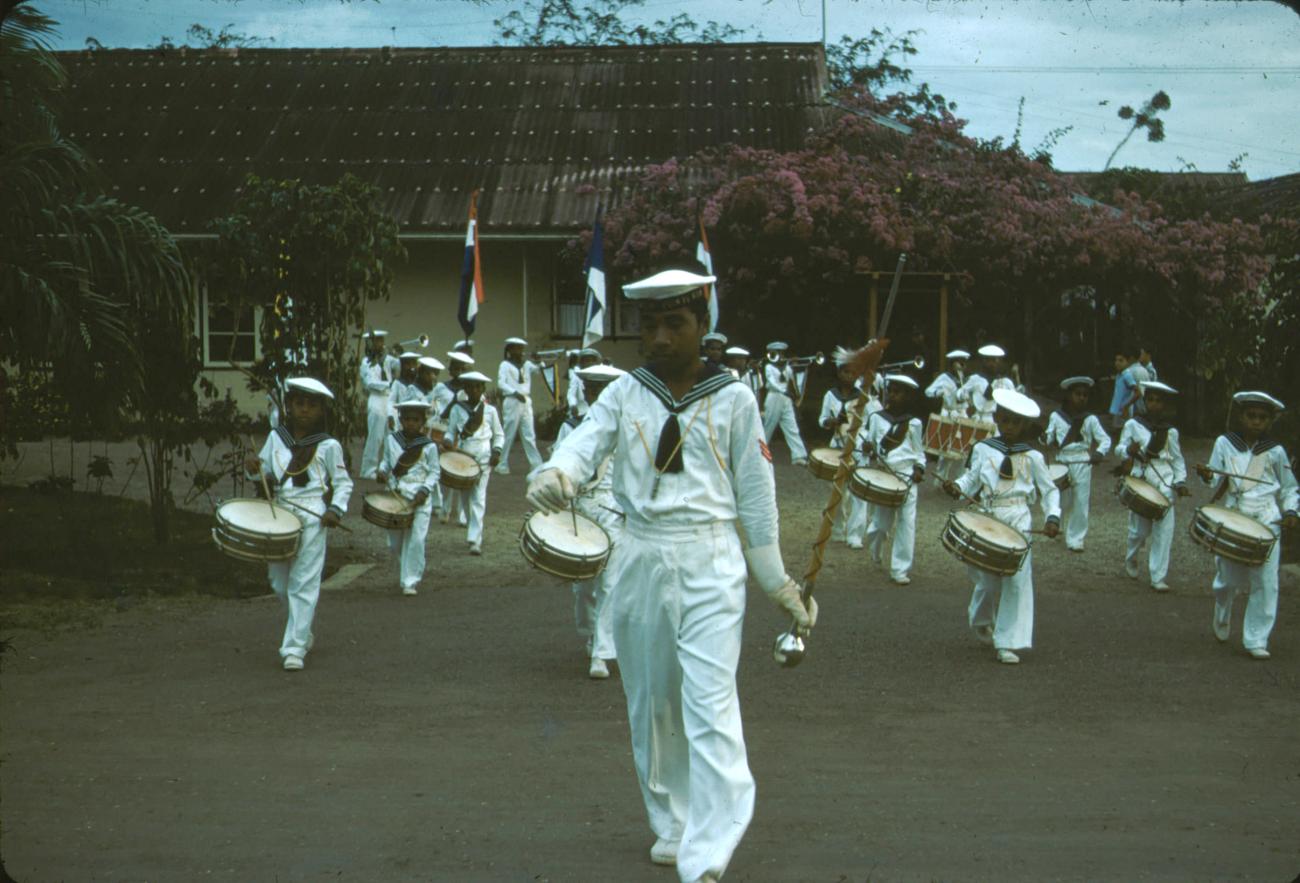 BD/288/114 - 
Festiviteit, defile met drumband
