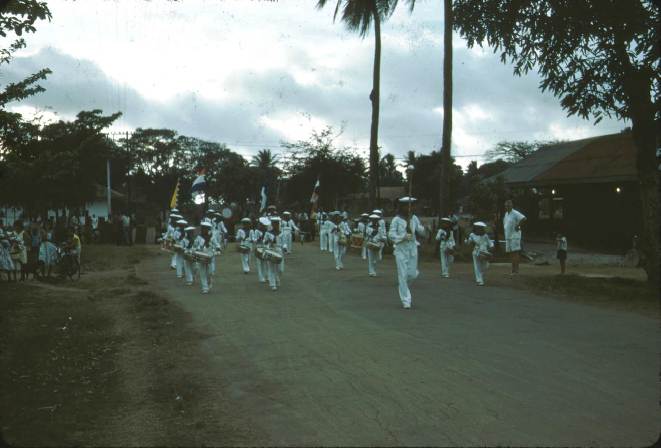 BD/288/117 - 
Festiviteit, defile met drumband
