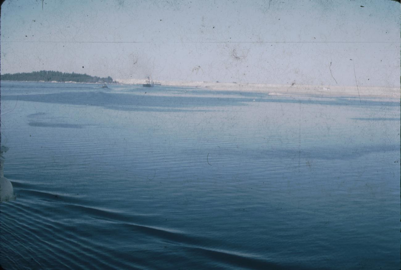 BD/288/151 - 
Zicht op de baai vanaf boot
