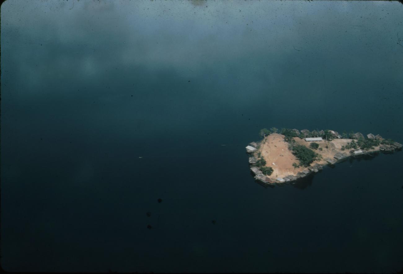 BD/288/72 - 
Eilandje in baai vanuit de lucht

